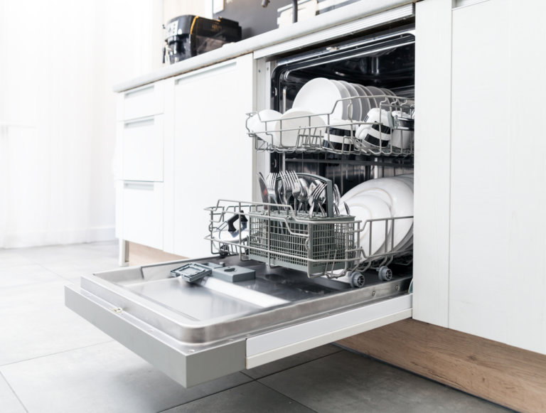 Open,Dishwasher,With,Clean,Dishes,In,The,White,Kitchen