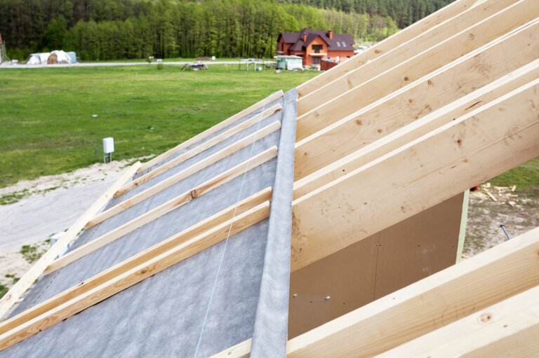 Construction the roof of a new house